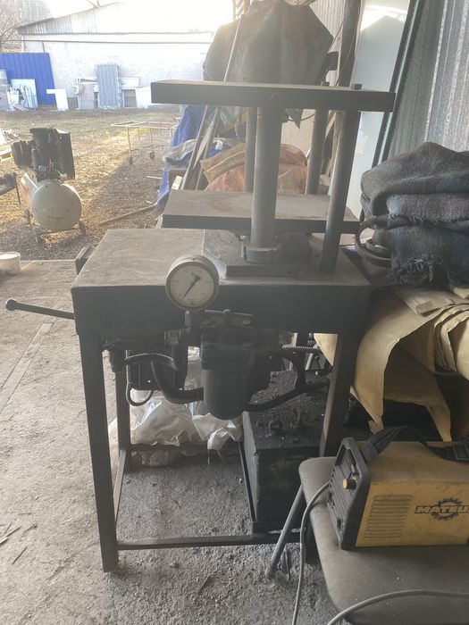 Гидравлический лабораторный пресс