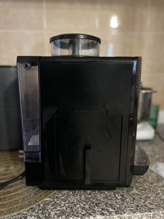 Espressor automat Krups cu duză de abur și râșniță pe 3 niveluri