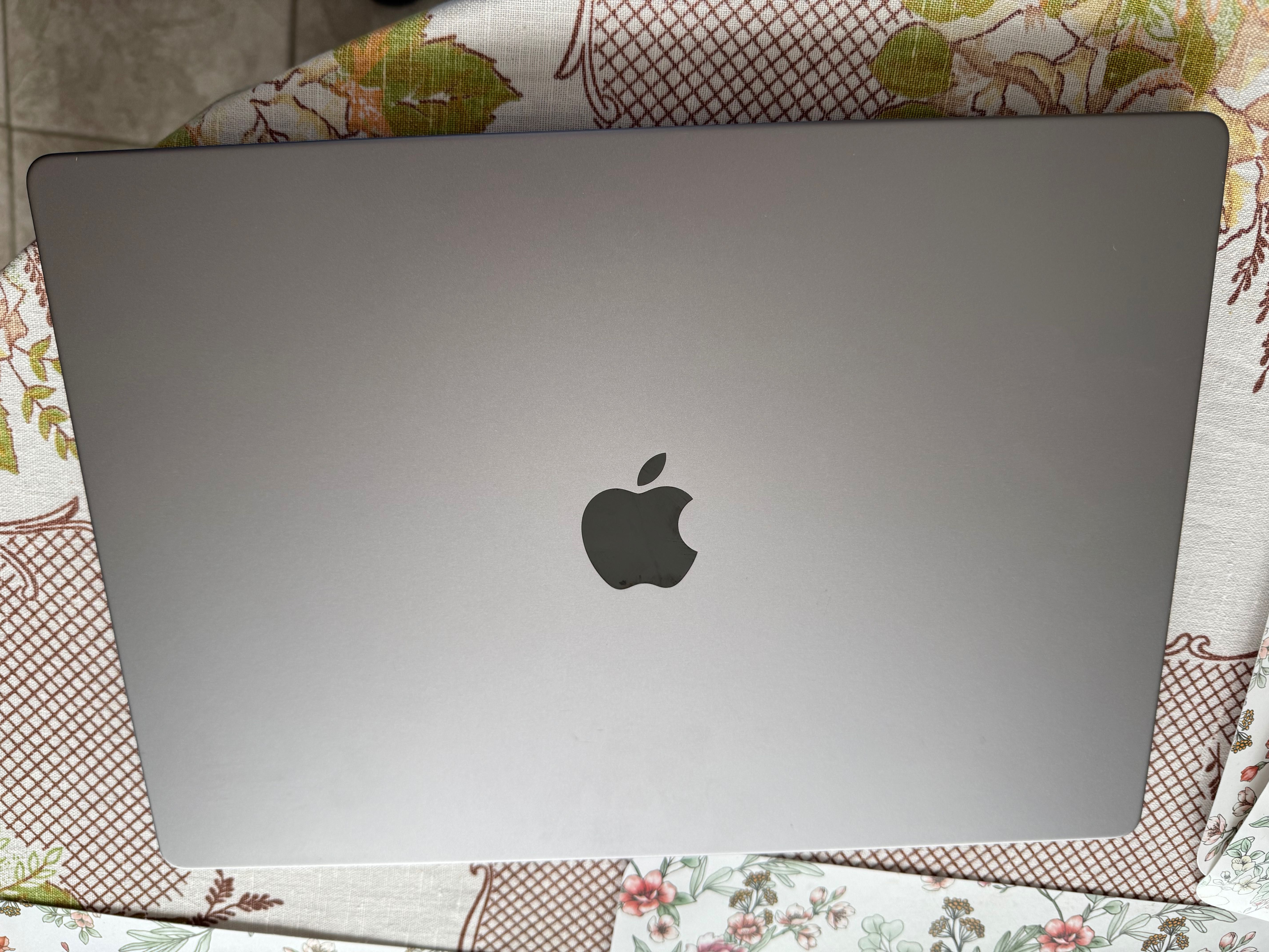 MacBook Pro M2 16"