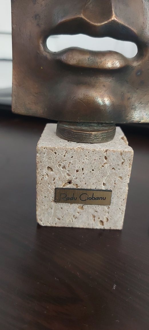 Sculptură din bronz pe soclu de piatră, sculptor Radu Ciobanu
