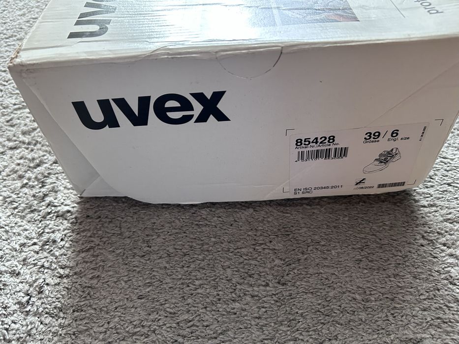 UVEX работни обувки в черен цвят. Нови 39