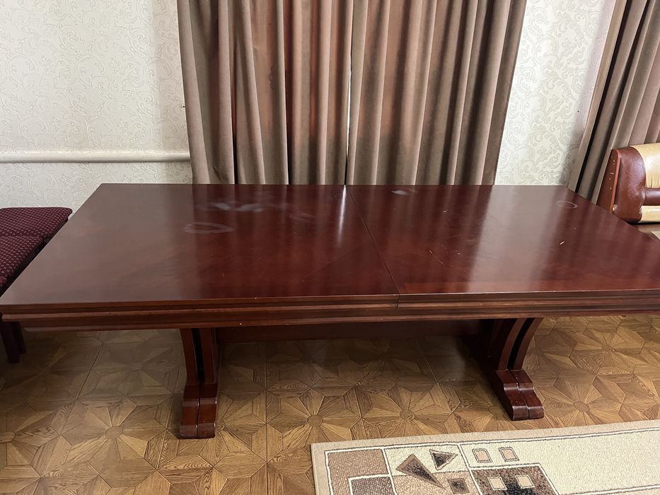 Стол из твердого сорта дерева