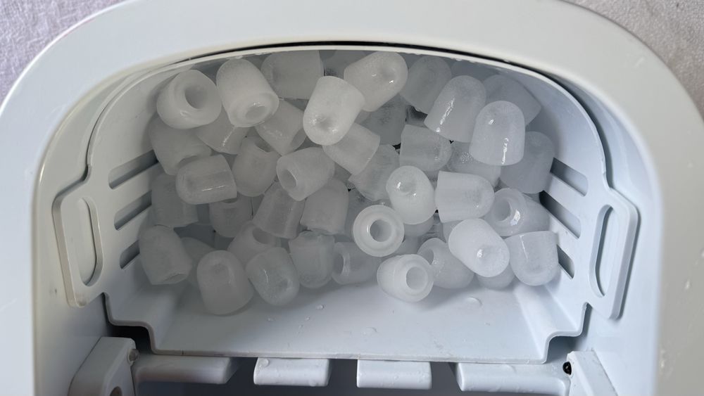 Aparat de facut cuburi de gheta , coca cola