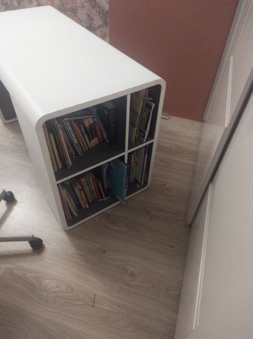 Продавам бюро с подарък стол