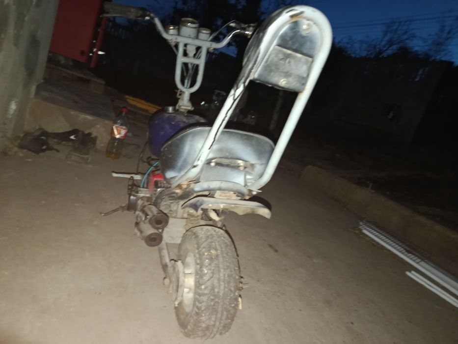 Vând motocicleta de asfalt foarte rară