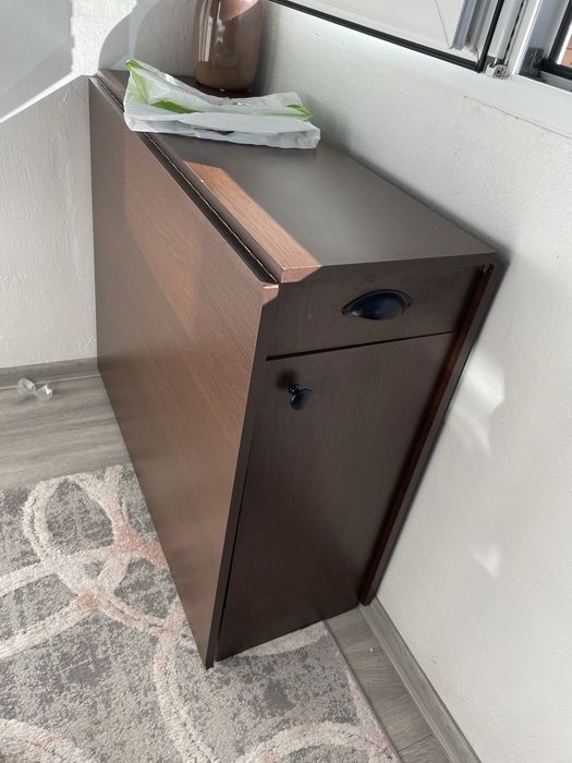 Masa pliabila cu loc pentru scaune