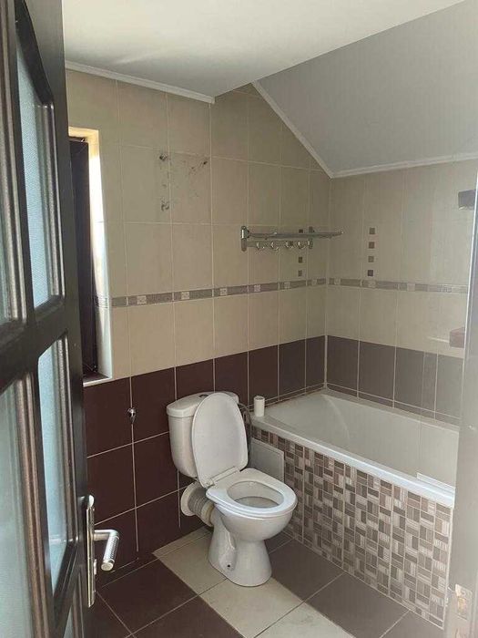 Vilă - spaţiu comercial/clinică medicală parter si apartament etaj.