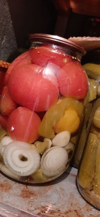 Соленые огурцы помидоры, салаты