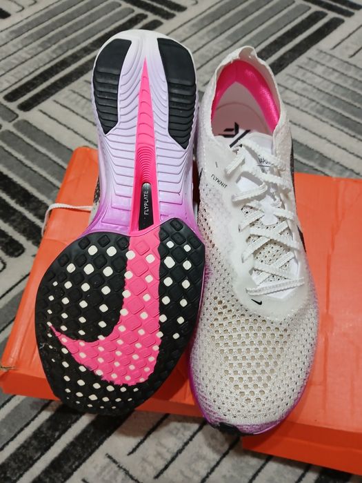 Vând adidași Nike noi