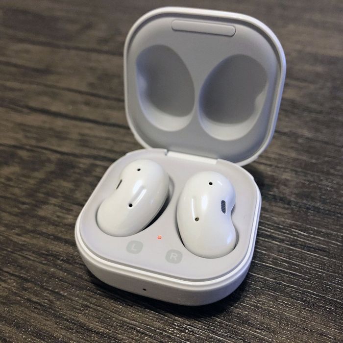 Căști wireless Samsung Buds Live .  Stare excelenta