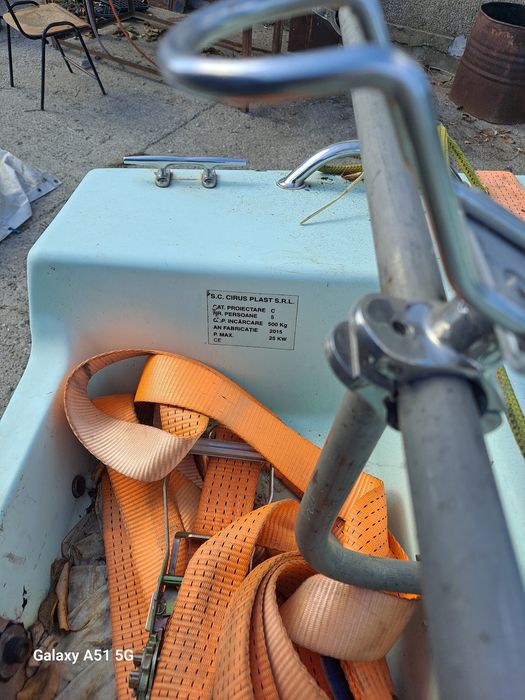 Barca cu motor si peridoc