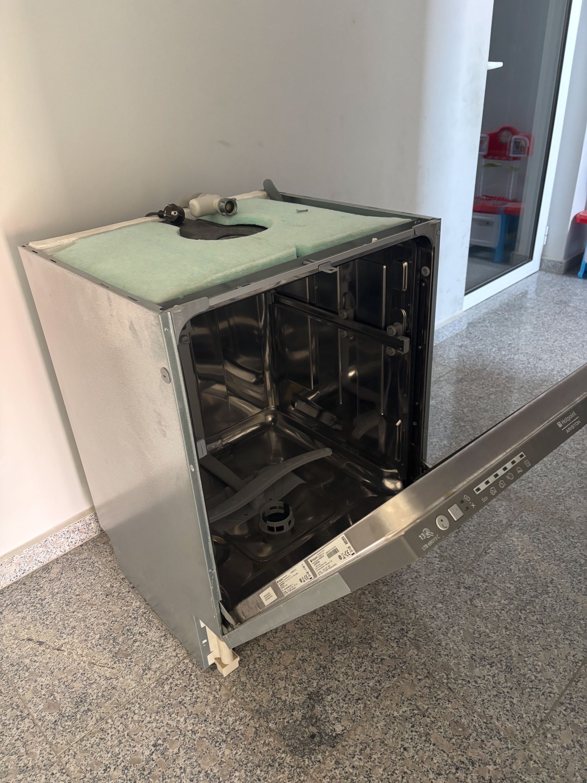 Съдомиялна Hotpoint Ariston 2015 година