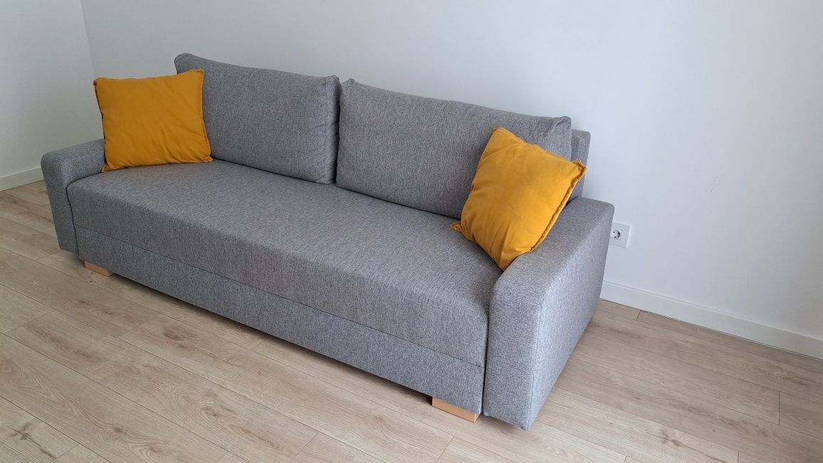 Canapea Ikea extensibila și cu spații de depozitare