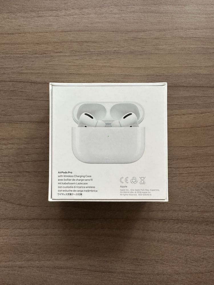 AirPods Pro с безжичен заряден калъф
