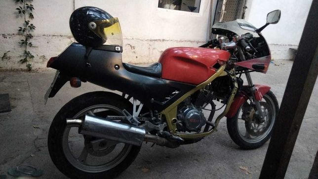 Мотоцикл на ходу с документами и шлемом.