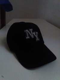 Бейсболка логотипом "New York Yankees", согнутый козырек, без застежки