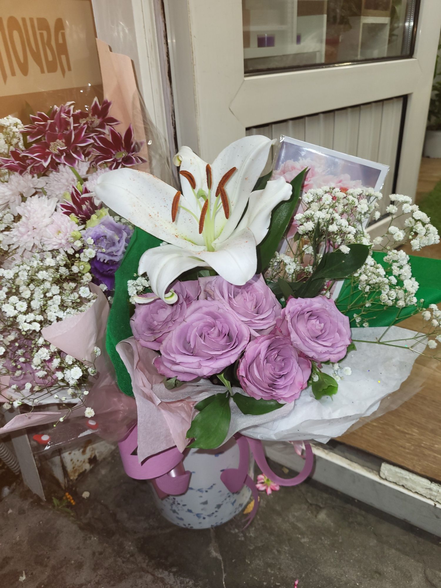 Букети, цветя в саксия, кошници с цветя.