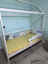 Детская кроватка домик