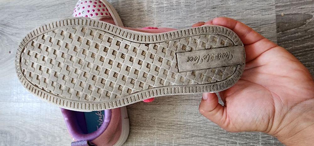 Продавам светещи кецове.