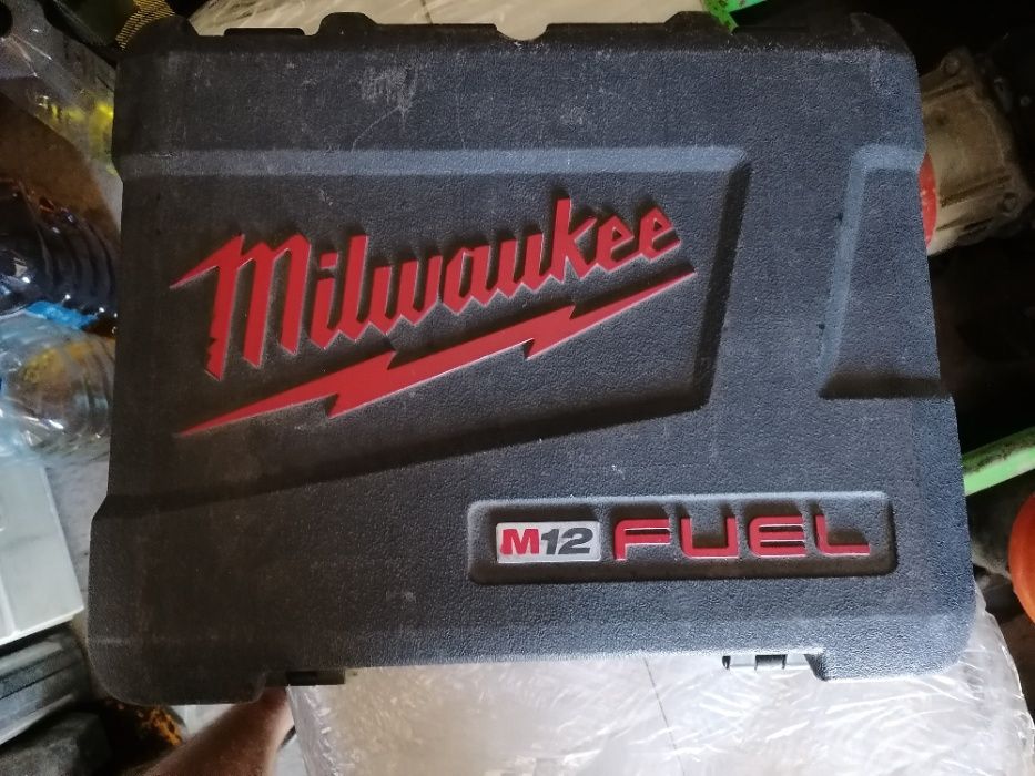 vand filetanta Milwaukee M12 Fuel fara perii