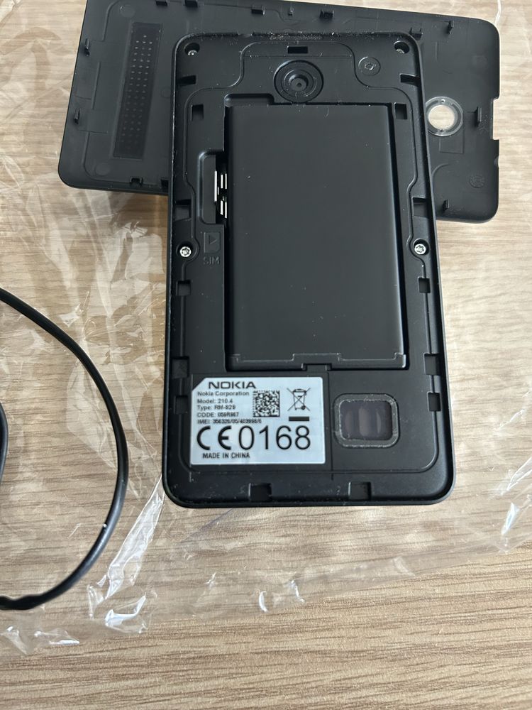 Продавам Nokia Asha 210 с оригинално зарядно