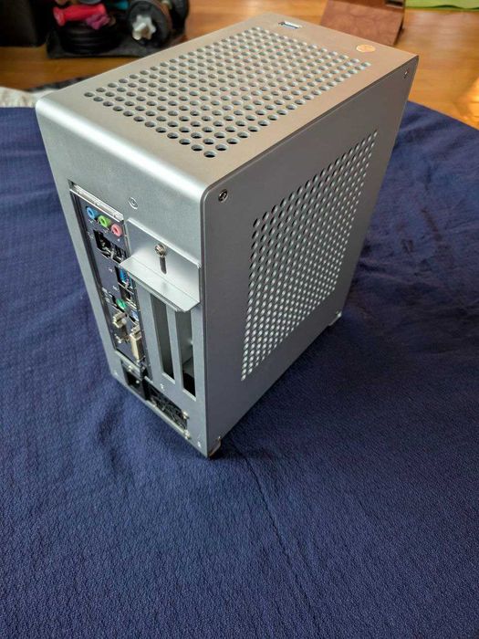 Ултракомпактна компютърна кутия SFF 5л, като Apple. Mini ITX Flex 1U