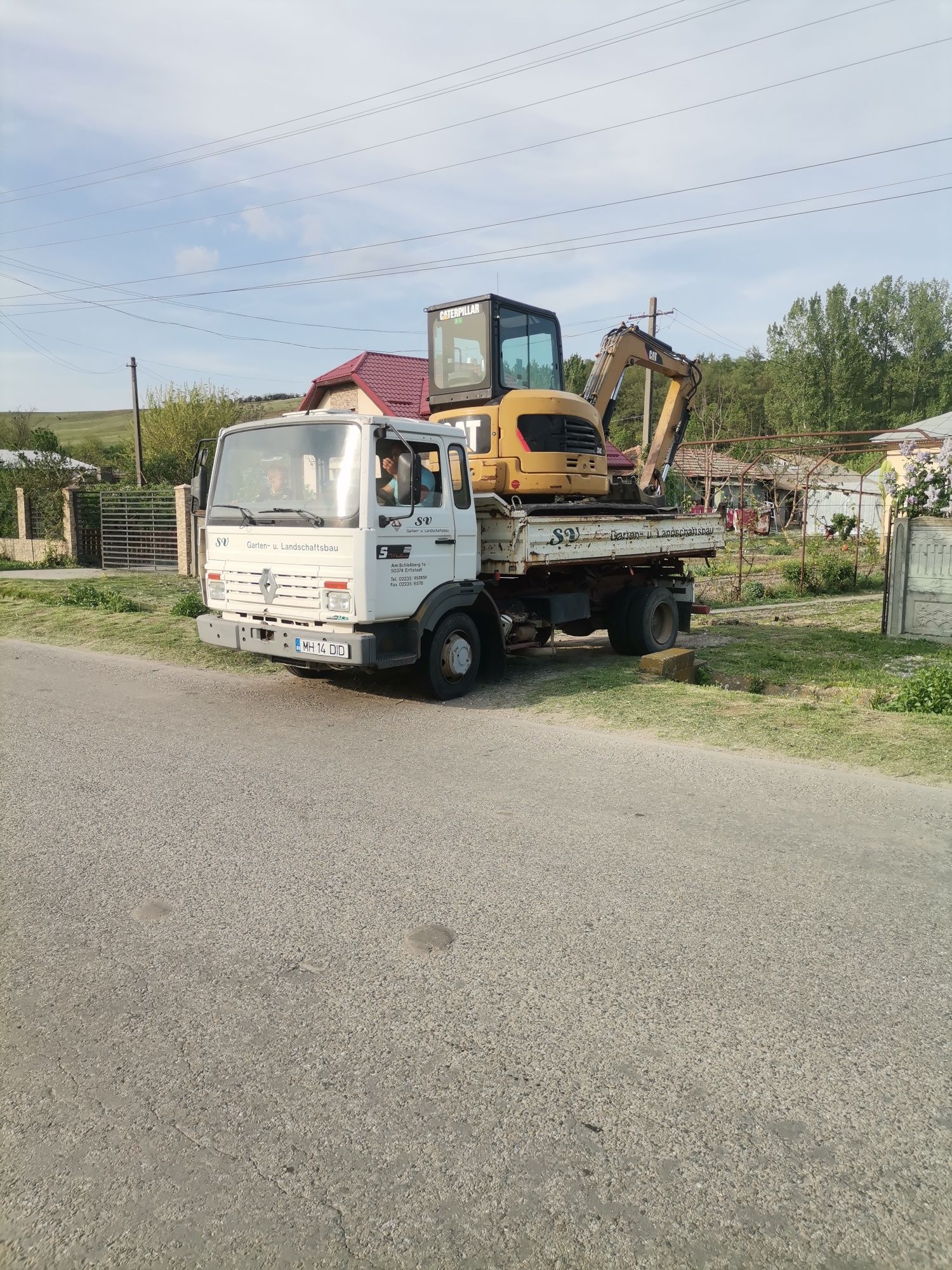 Buldoexcavator si excavator de inchiriat demolări, fose septice, etc.