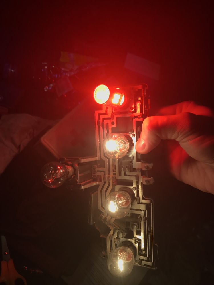 Montez leduri auto , becuri si fac lumina in auto dvs