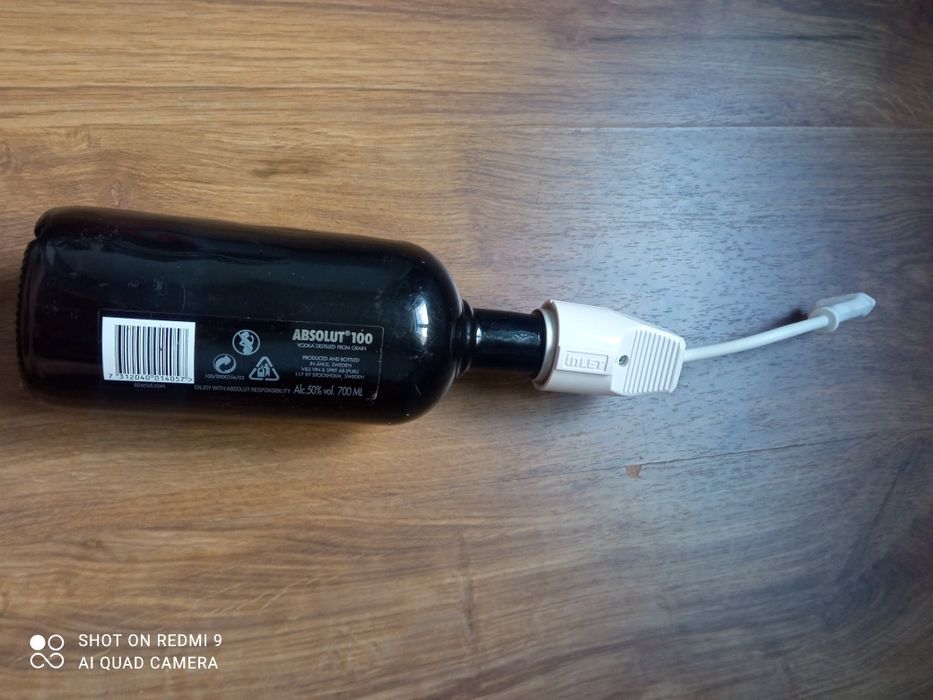 Vând lampă artizanală Vodka Absolut 100 , ideală pentru baruri !