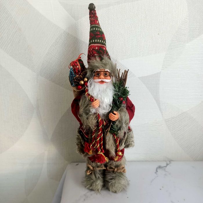 Новогодняя декоративная фигура Санта рядом