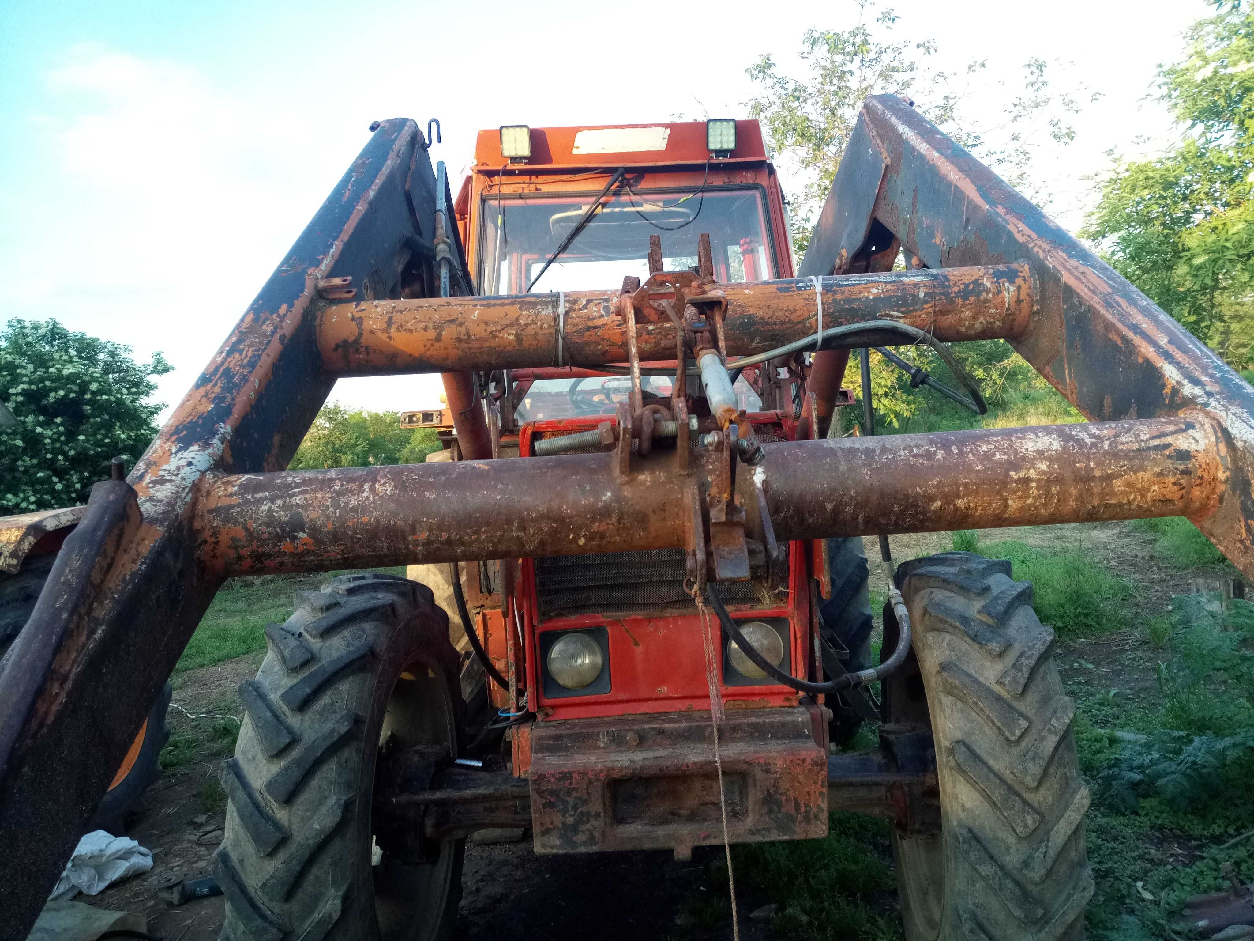 Vând tractor fiat 680 dt 4x4, cu încărcător frontal și plug reversibil