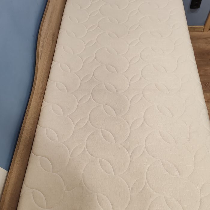 Легло с матрак и чекмеджета