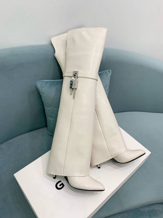 Ботуши различен бранд