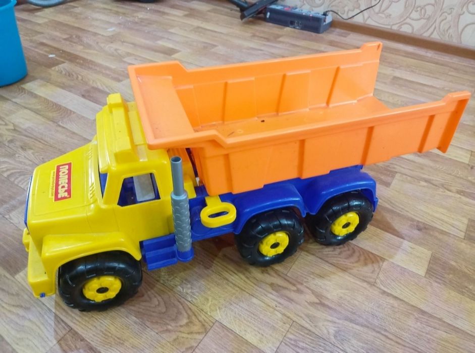 Продам полесье машина