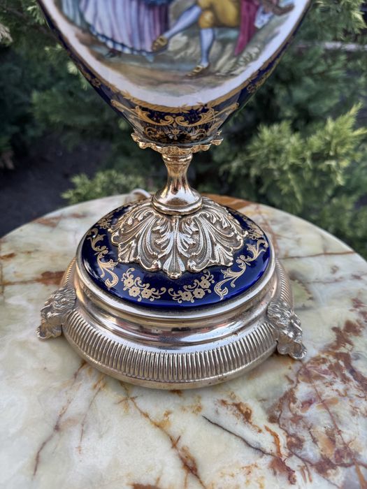 Lampa deosebita din portelan pictat si ornamente din metal aurit