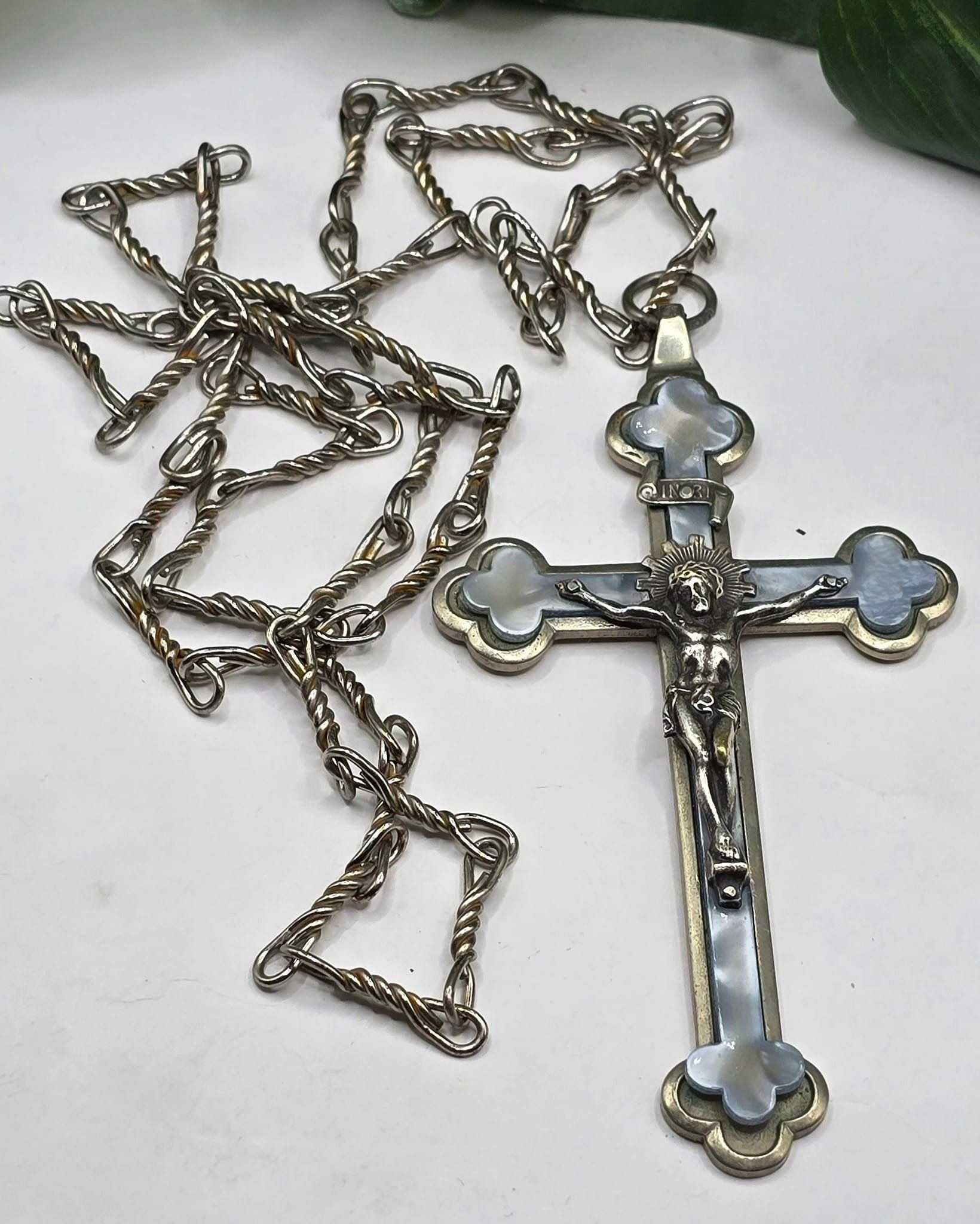 Lanț lung cu crucifix pectoral vechi