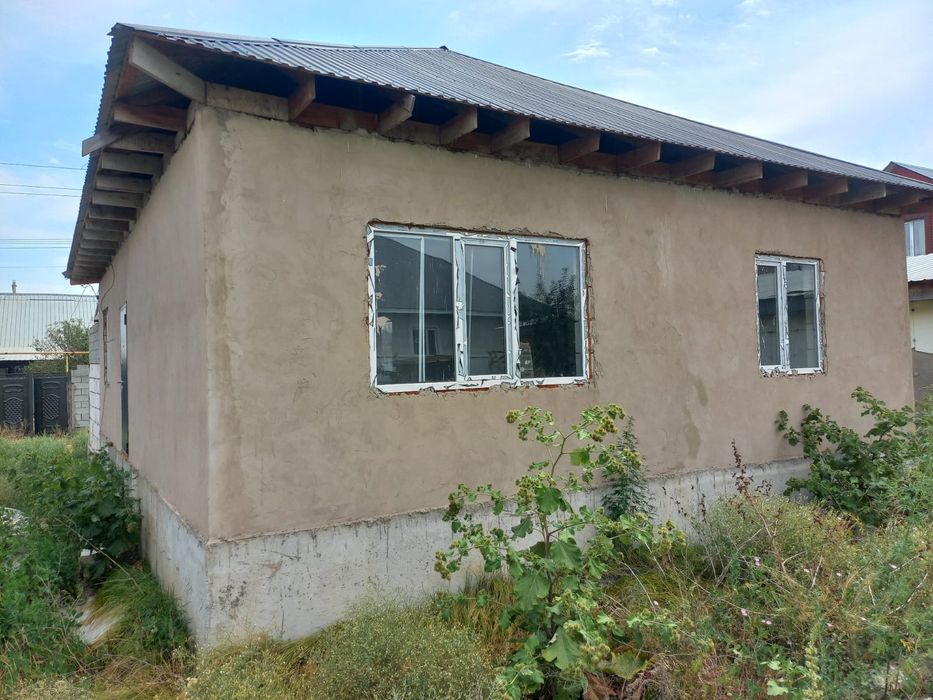 Продам черновой дом с участком 7 соток . В казцикке