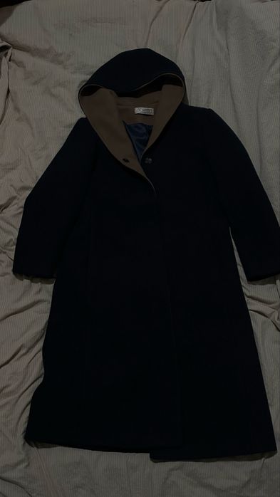 Продаётся элегантное женское пальто глубокого тёмно-синего цвета.