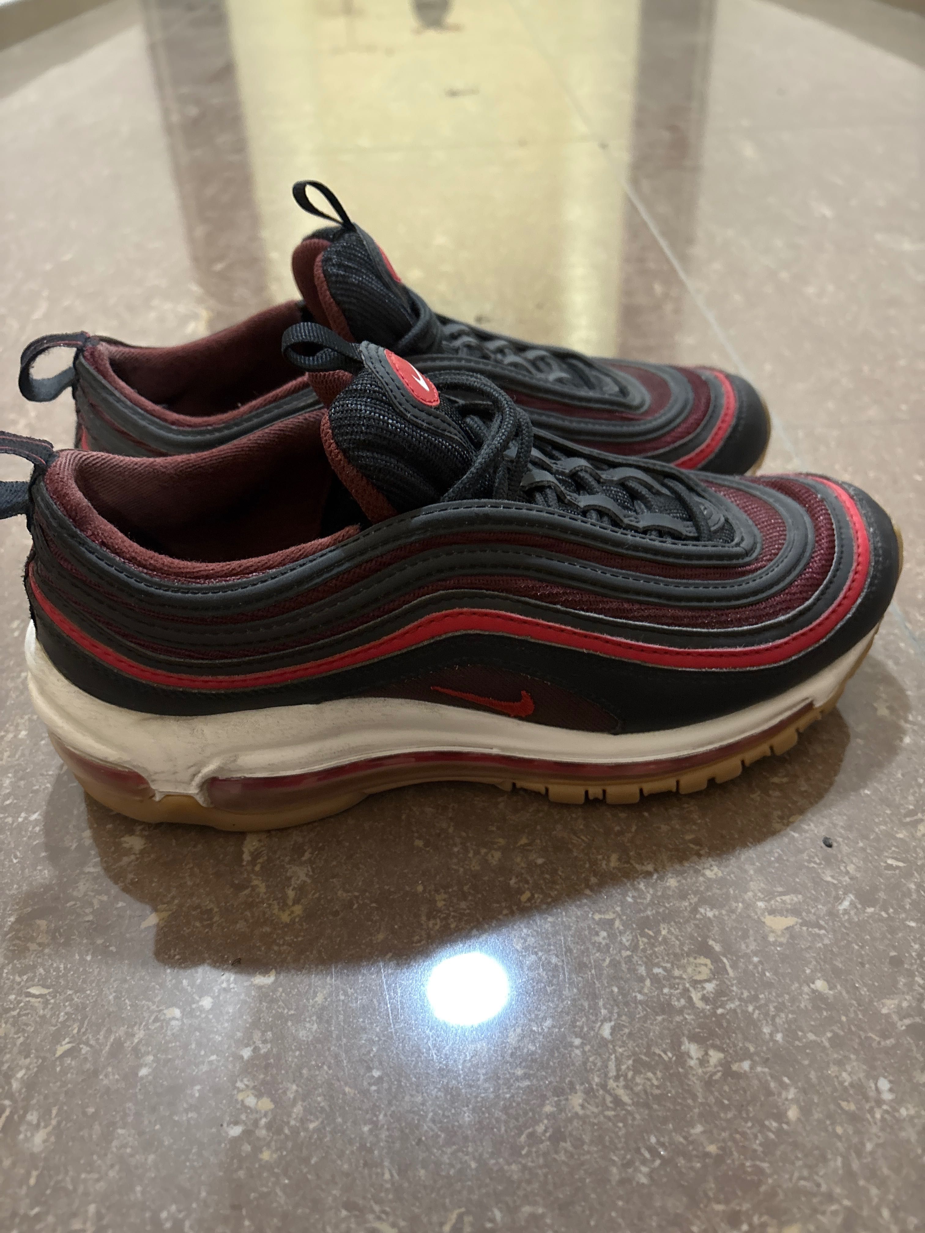 Продават се  4 чифта Nike обувки в отлично състояние!