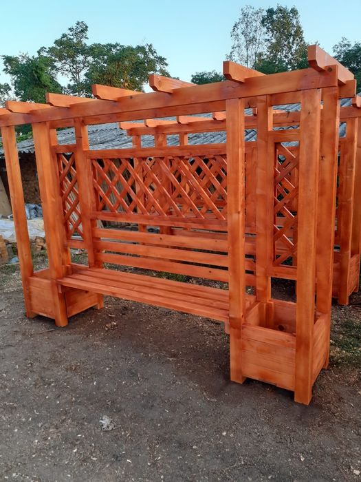 Pergola din lemn cu jardiniere