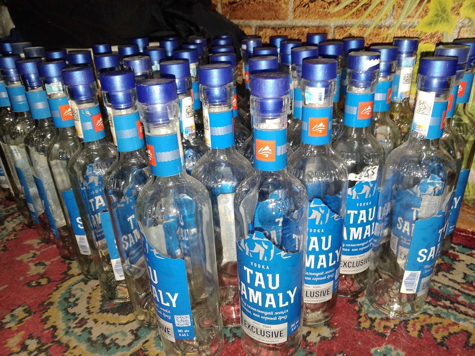ПРОДАМ СТЕКЛЯННЫЕ БУТЫЛКИ из-под водки Тау Самалы ! Чистые. С пробками