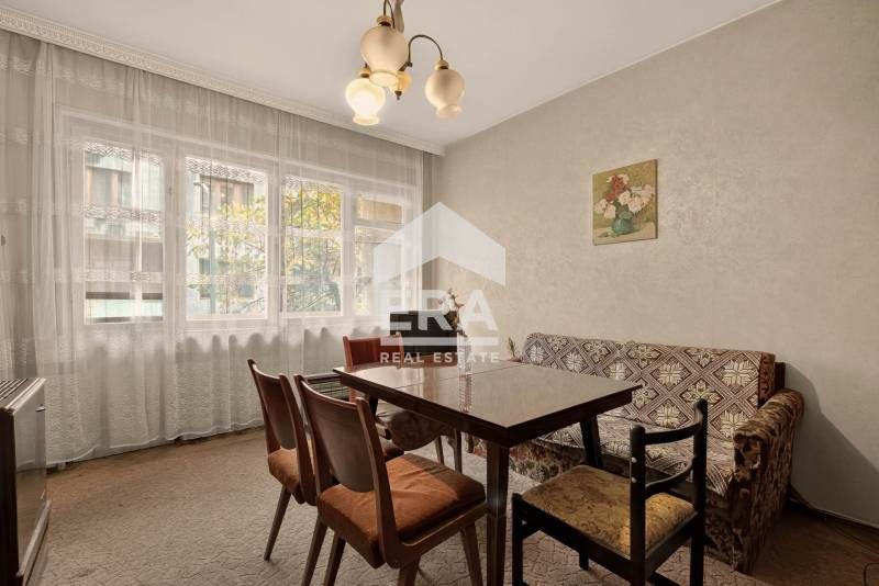 Четиристаен ексклузивен апартамент за продажба, с голяма изба и таванс