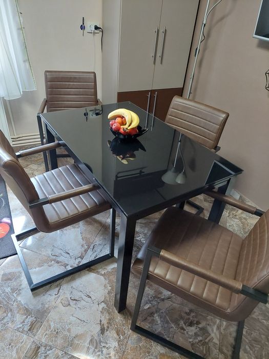 Masă sticlă termorezistentă + 4 scaune piele ecologică