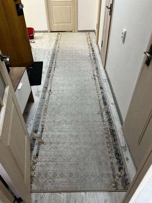 Узкий длинный ковер