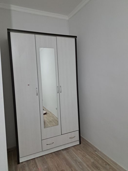 Шкаф, практически новый, с зеркалом, 70 000тг.