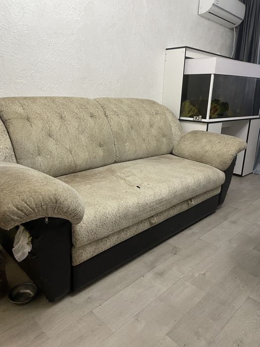 Отдам диван . Раскладывается