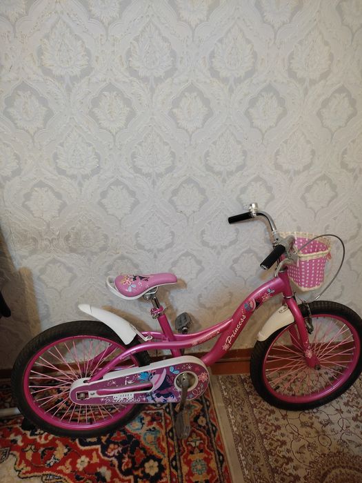 Школьный велосипед с дополнительными колесиками