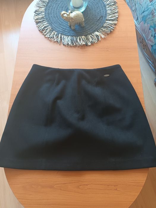 Fustițe scurta din catifea este un material dens dar foarte fin