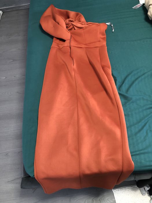 Vand rochii de ocazie