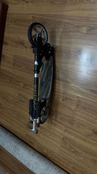 скоростной самокат(раскладной) ,в хорошом качестве , регурироваеться